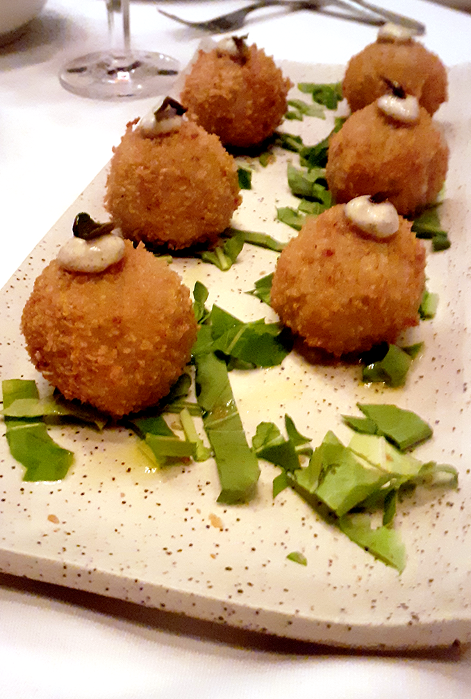 Bolinho de Risoto Venuto Eating Bar